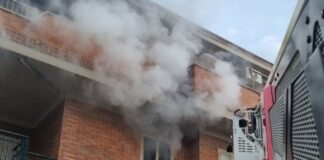 Paura a Santa Marinella dove un incendio divampato in una palazzina ha avvolto un appartamento al secondo piano