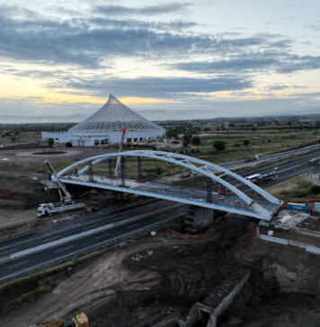 A1, varato nuovo ponte ad arco a Tor Vergata: le immagini dell'imponente struttura (FOTO)