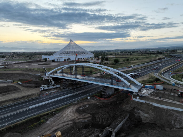 A1, varato nuovo ponte ad arco a Tor Vergata: le immagini dell'imponente struttura (FOTO)