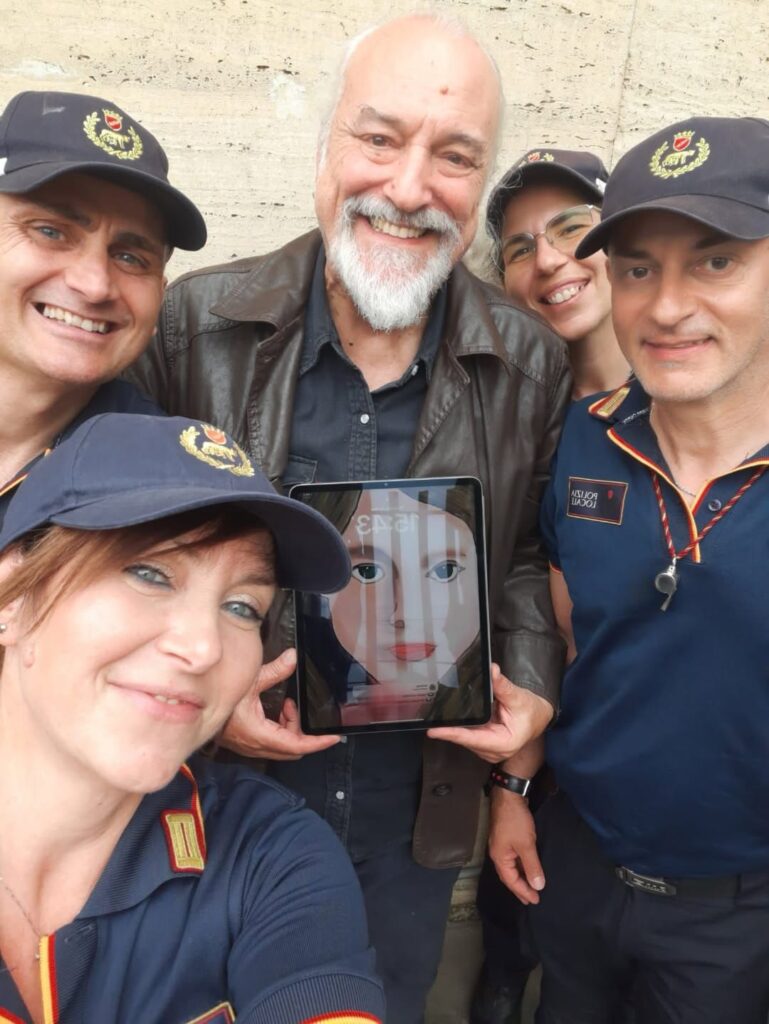 Eugenio Finardi perde il tablet a Termini, ritrovato dai vigili: “Mi avete salvato” 1 Eugenio Finardi perde il tablet a Termini, ritrovato dai vigili: “Mi avete salvato” 1