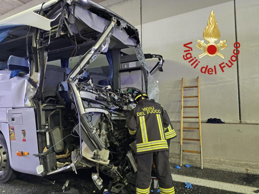 Incidente tra scuolabus e camion, muore la maestra e più bambini feriti 1