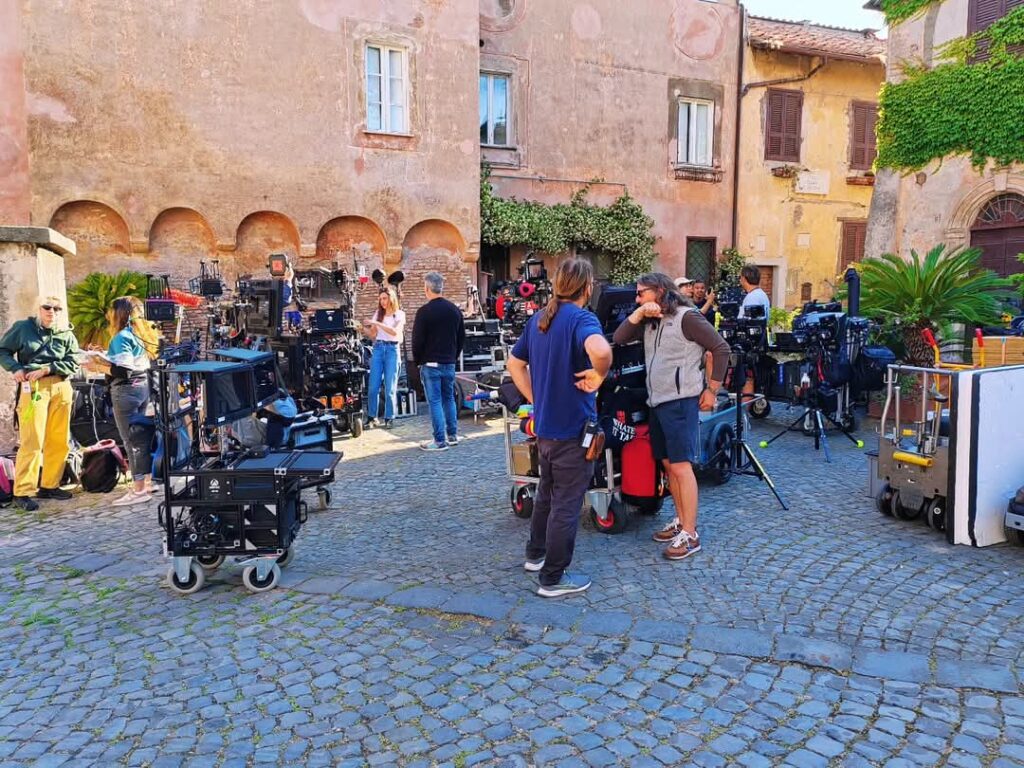 Emily in Paris 5, fuga sul litorale: a Ostia Antica i ciak della nuova stagione (FOTO) 1
