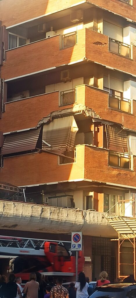 A Ostia le case comunali si sbriciolano: strada chiusa per i lavori mai iniziati 1