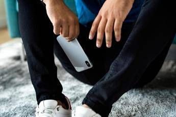 Gli tolgono il cellulare, adolescente finisce in ospedale con crisi d’astinenza