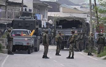 India attacca il Pakistan, “raid contro siti terroristici”: 26 morti