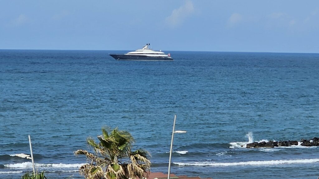 Superyacht Nympheas e nave scuola Amerigo Vespucci: inizia la stagione degli inchini sul mare di Ostia 1 Superyacht Nympheas e nave scuola Amerigo Vespucci: inizia la stagione degli inchini sul mare di Ostia 1