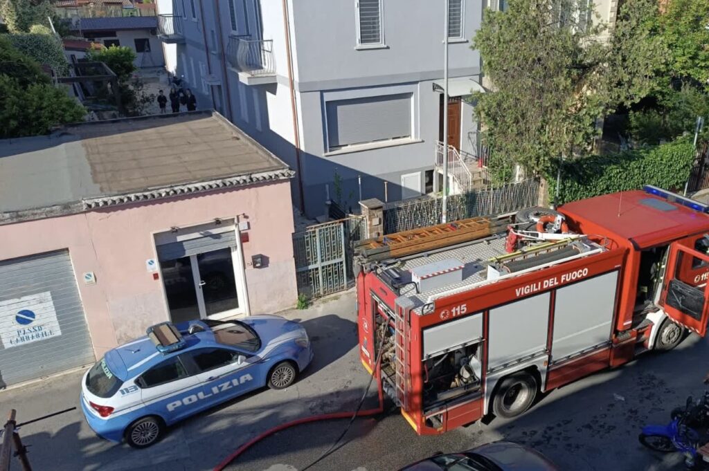 Incendio a Roma Ponte Mammolo, donna soccorsa e palazzina evacuata 1