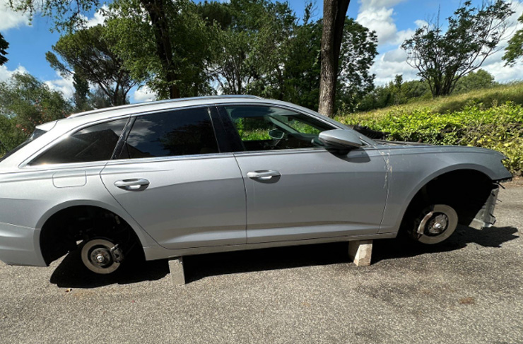 Auto derubate e fatte a pezzi: Roma sud ostaggio dei ladri. Nuovi blitz all'Ardeatino, Garbatella ed Eur Papillo 1