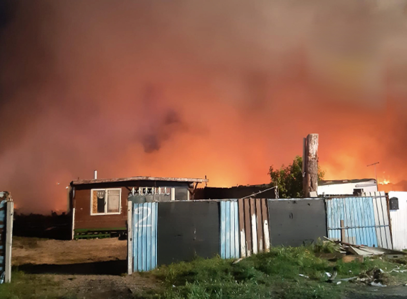 Incendio nel campo nomadi di Guidonia: avviato il monitoraggio dell'aria per l'allarme nube tossica (FOTO) 2 Incendio nel campo nomadi di Guidonia: avviato il monitoraggio dell'aria per l'allarme nube tossica (FOTO) 2