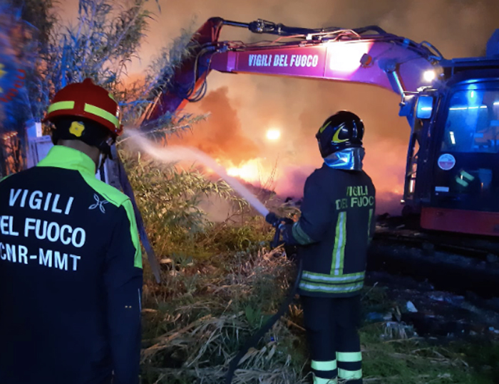 Incendio nel campo nomadi di Guidonia: avviato il monitoraggio dell'aria per l'allarme nube tossica (FOTO) 1 Incendio nel campo nomadi di Guidonia: avviato il monitoraggio dell'aria per l'allarme nube tossica (FOTO) 1