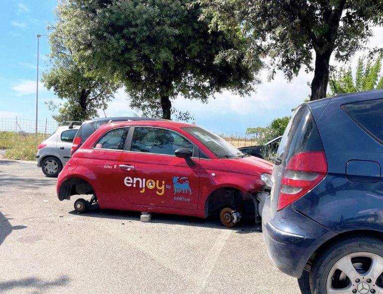 Auto cannibalizzate a Roma: partono le "ronde". C'è anche Simone Carabella 1