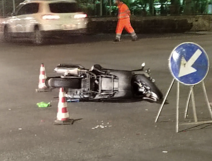 Roma, scontro tra auto e scooter: ferito il centauro finito sull'asfalto 2 Roma, scontro tra auto e scooter: ferito il centauro finito sull'asfalto 2