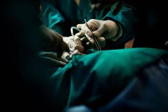 Trapianto eccezionale a Palermo, 77enne dona il rene alla figlia