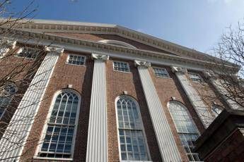 Usa, governo pronto ad annullare tutti i contratti federali con Harvard. E l’ateneo risponde a Trump