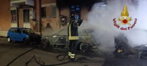 Roma, incendio a San Basilio: auto in fiamme in via Cagli, danni a una palazzina Ater 1 Roma, incendio a San Basilio: auto in fiamme in via Cagli, danni a una palazzina Ater 1