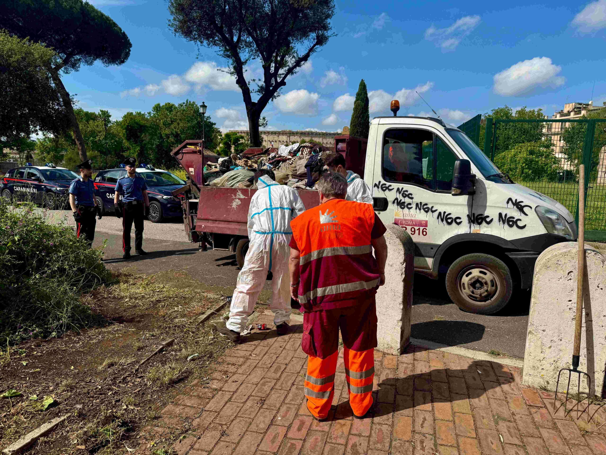 Roma, sgombero a Colle Oppio: via le tende della “mini favela” nel verde 1 Roma, sgombero a Colle Oppio: via le tende della “mini favela” nel verde 1