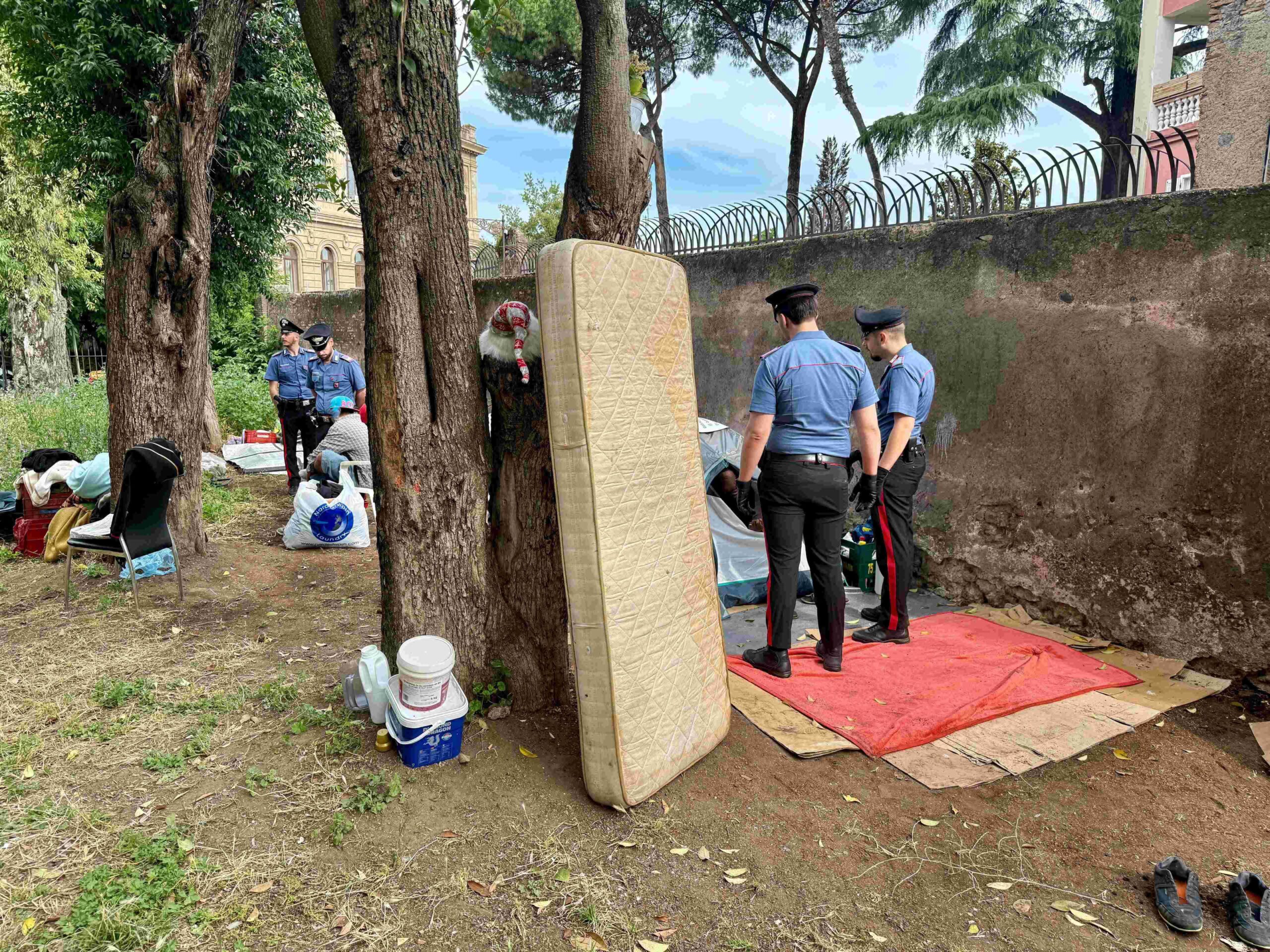 Roma, sgombero a Colle Oppio: via le tende della “mini favela” nel verde 3 Roma, sgombero a Colle Oppio: via le tende della “mini favela” nel verde 3