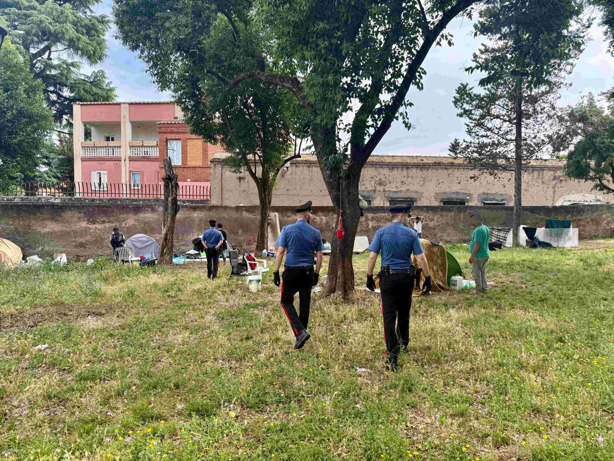 Roma, sgombero a Colle Oppio: via le tende della “mini favela” nel verde 4 Roma, sgombero a Colle Oppio: via le tende della “mini favela” nel verde 4