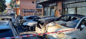 Incendio ad Acilia, otto auto in fiamme: danni anche alle facciate di alcuni edifici (FOTO E VIDEO) 2