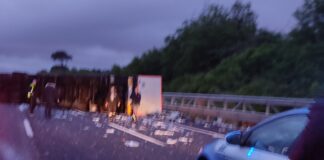 Camion si ribalta su Raccordo a Roma: traffico bloccato