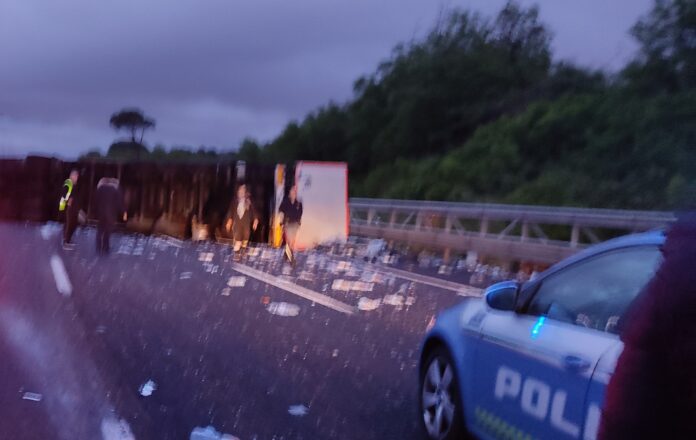 Camion si ribalta su Raccordo a Roma: traffico bloccato