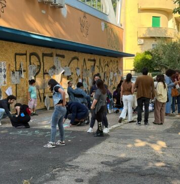 Casa della Cultura di Ostia senza futuro: party di protesta dei giovani