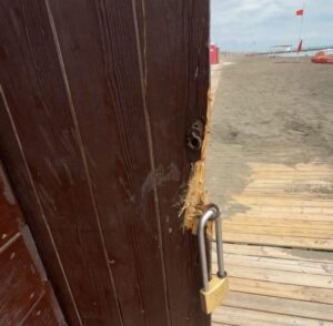 Cresce la preoccupazione dopo i furti sulle spiagge libere di Ostia, prese di mira dai ladri