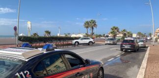 Rapina con coltello in un minimarket di Ostia: ferito il commesso