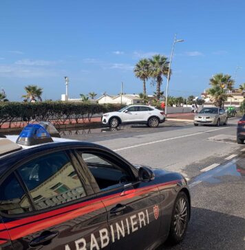 Rapina con coltello in un minimarket di Ostia: ferito il commesso