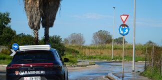 Ostia, fugge all'alt dei carabinieri e poi scarica dall'auto una donna incinta