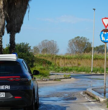 Ostia, fugge all'alt dei carabinieri e poi scarica dall'auto una donna incinta