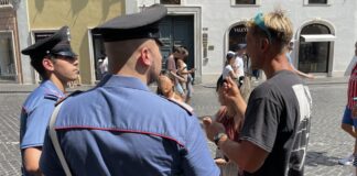 Rapina a Termini: la parrucca con trecce tradisce la malvivente