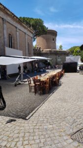 Emily in Paris 5, fuga sul litorale: a Ostia Antica i ciak della nuova stagione (FOTO) 2