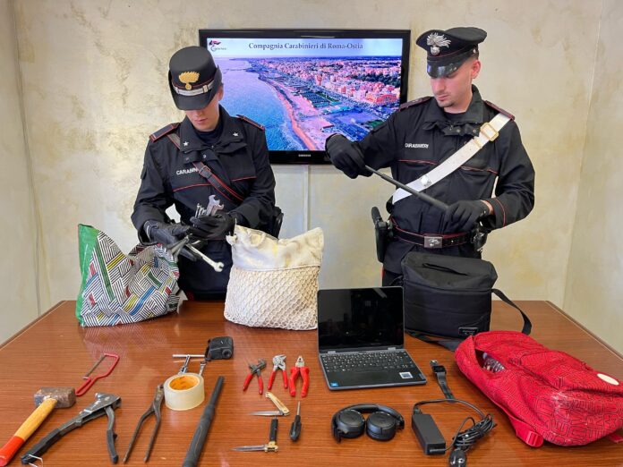 Furto in auto sul lungomare di Ostia: arrestato 62enne