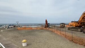 https://canaledieci.it/2025/05/04/ostia-ruspa-si-muove-sulla-spiaggia-libera-affollata-di-bagnanti-attimi-di-paura-e-la-denuncia-social/