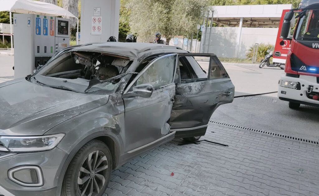 Roma, dramma al distributore: uomo avvolto dalle fiamme mentre fa benzina. È gravissimo 1