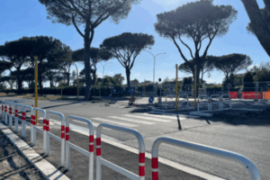 Infernetto, attivo il semaforo di via Bertoni per la Colombo ma funziona male 1 Infernetto, attivo il semaforo di via Bertoni per la Colombo ma funziona male 1
