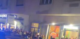 Paura in un fast food: uomo si barrica in bagno, intervengono teste di cuoio