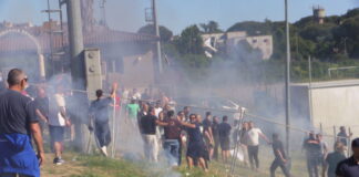 Calcio, scontri e lanci di torce e bottiglie: la festa per la vittoria, a Bracciano, si trasforma in incubo (FOTO)