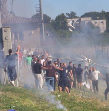 Calcio, scontri e lanci di torce e bottiglie: la festa per la vittoria, a Bracciano, si trasforma in incubo (FOTO)