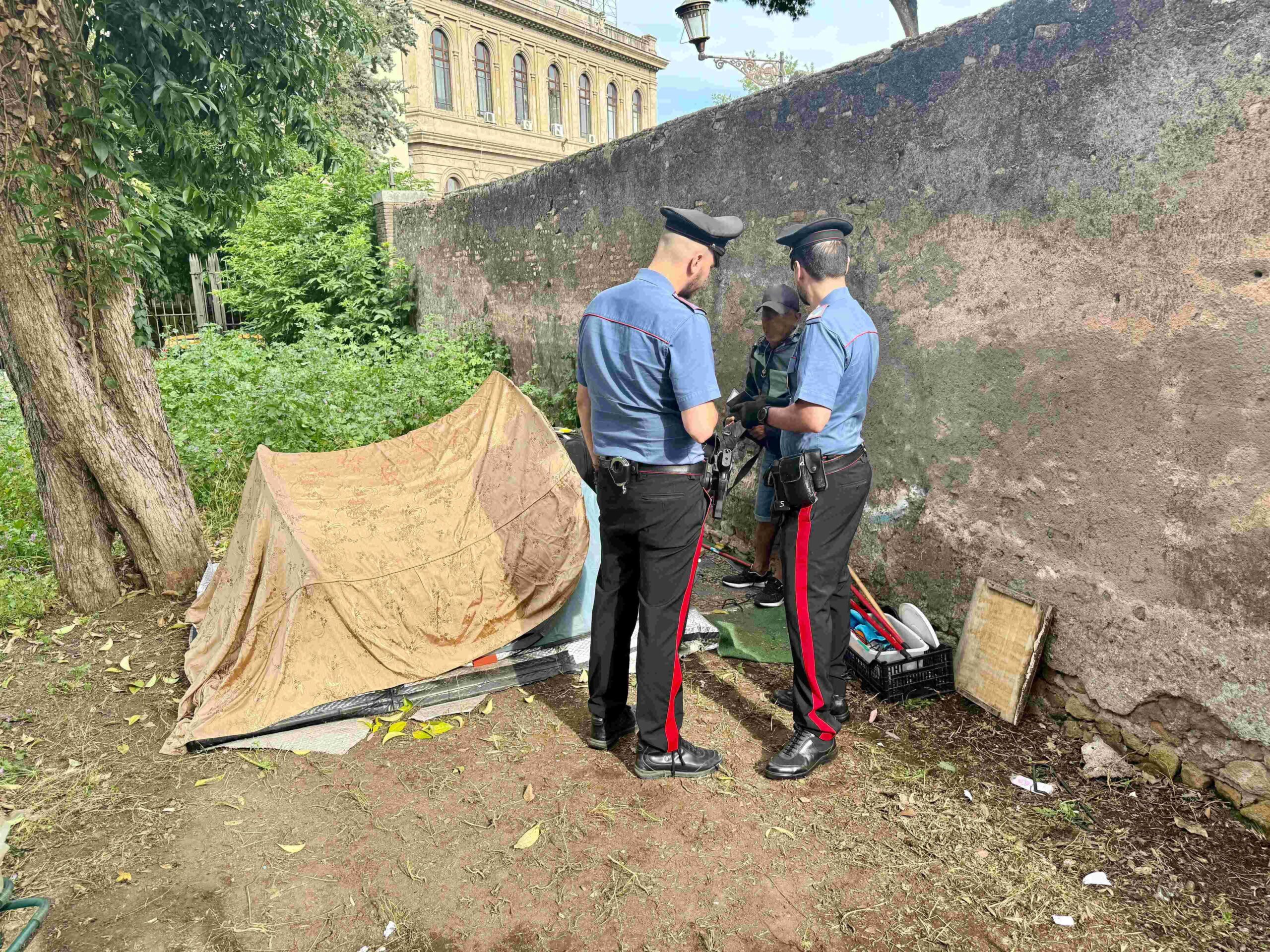 Roma, sgombero a Colle Oppio: via le tende della “mini favela” nel verde 2 Roma, sgombero a Colle Oppio: via le tende della “mini favela” nel verde 2