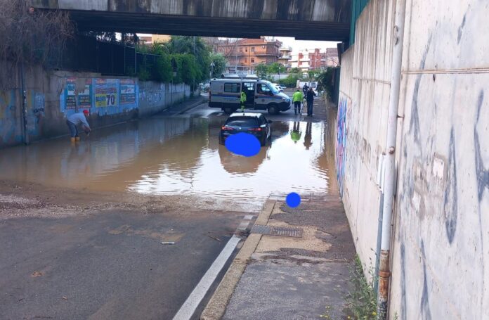 Borghesiana, strada chiusa per allagamento: bus deviati