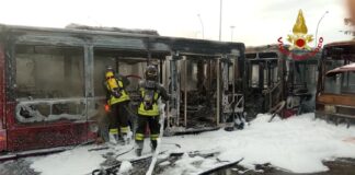 Roma, bus a fuoco al deposito Atac di Magliana