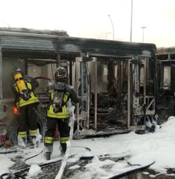 Roma, bus a fuoco al deposito Atac di Magliana