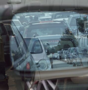 Traffico in tilt a Fiumicino: due incidenti sul viadotto di via dell’Aeroporto paralizzano la viabilità