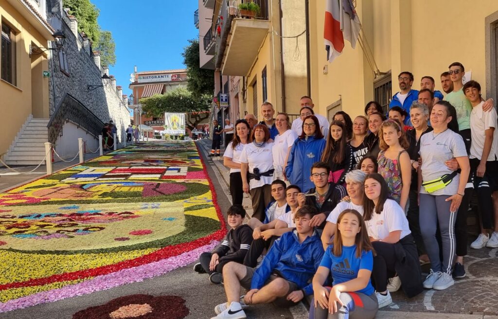 Rocca Santo Stefano celebra 400 anni di Infiorata: un tappeto di fiori per il Corpus Domini 1