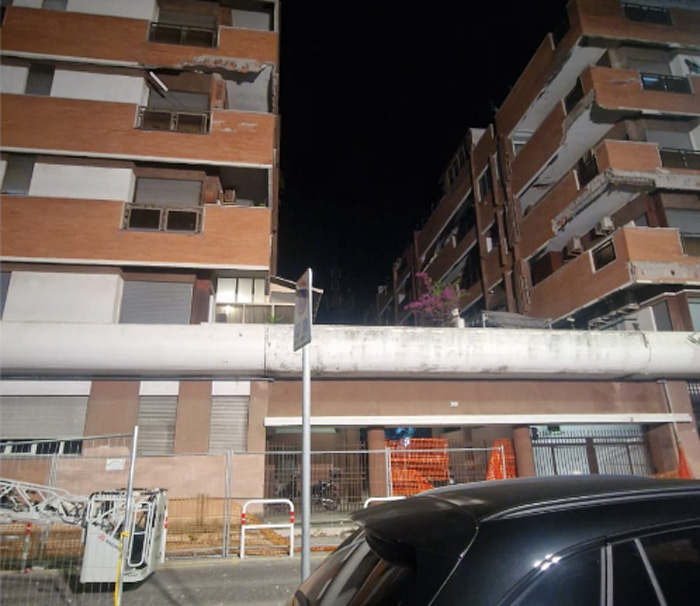 Tragedia sfiorata a Ostia: grosso cornicione si stacca dalle case ERP (FOTO) 2