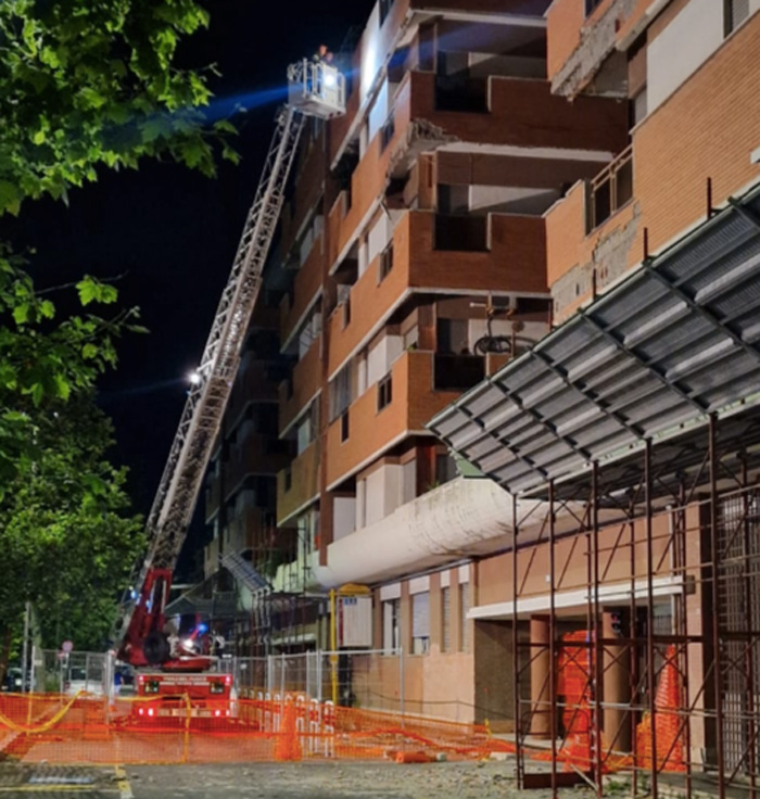 Tragedia sfiorata a Ostia: grosso cornicione si stacca dalle case ERP (FOTO) 1