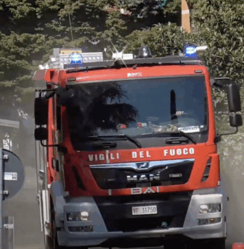 Grande incendio all'Infernetto, aria irrespirabile e case evacuate