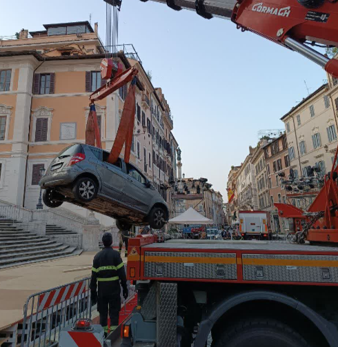 Auto sulla scalinata di Trinità dei Monti: “Colpa del GPS” 1